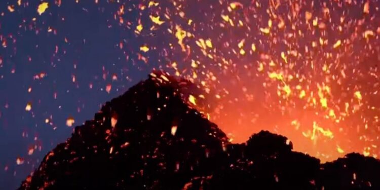 Dvojni vulkanski izbruh: Pepel iz Etne ustavil letalski promet, Stromboli v najvišji stopnji ogroženosti (VIDEO)