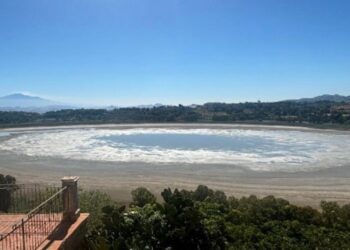 Suša na Siciliji: Jezero Pergusa se je povsem izsušilo (VIDEO)