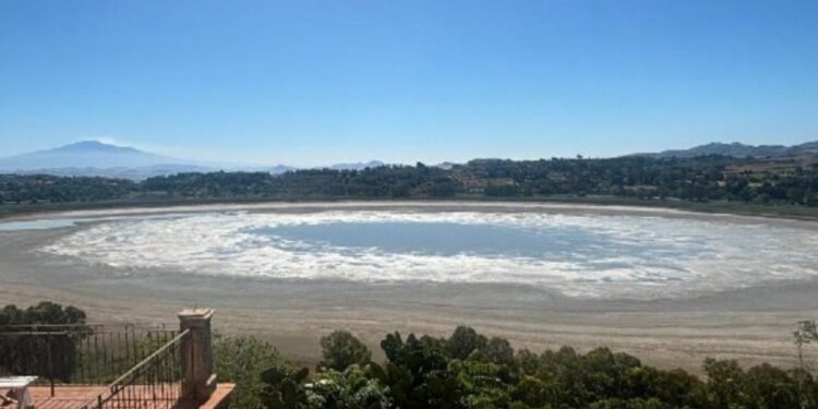 Suša na Siciliji: Jezero Pergusa se je povsem izsušilo (VIDEO)