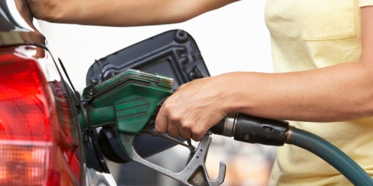 Regulirane cene goriv zrasle: Bencin in dizel dražja za več centov