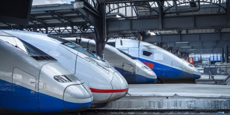 Francoske železnice po napadih obnovljene: TGV spet vozijo brez zamud