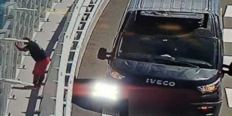 Nevarno početje na Pelješkem mostu: Voznik ustavil zaradi fotografiranja (FOTO)