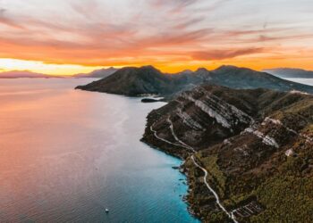 Požar na Pelješcu pod nadzorom: Gasilci ostajajo v pripravljenosti