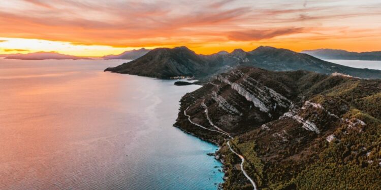 Požar na Pelješcu pod nadzorom: Gasilci ostajajo v pripravljenosti