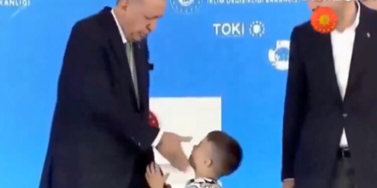 Incident v Rizeju: Erdogan udaril dečka zaradi tradicije (VIDEO)