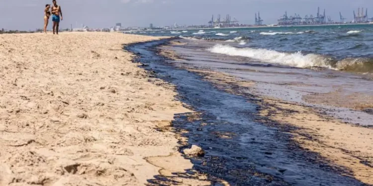 Na treh plažah v španski Valencii je zaradi uhajanja goriva prepovedano kopanje.
