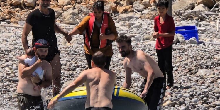 Begunska družina na robu obupa: Dojenček preživel tri dni na morju s slano vodo in mlekom v prahu