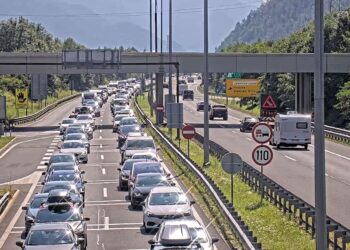 Prometne težave na slovenskih cestah: Znano, do kdaj bodo trajali zastoji