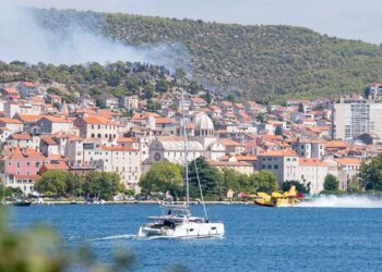 Na Hrvaškem v bližini hiš in bolnišnice izbruhnil požar (FOTO)