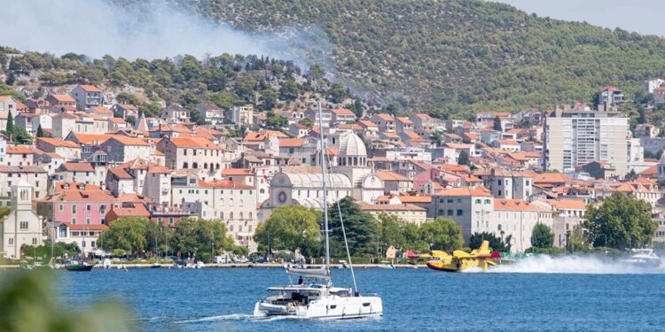 Na Hrvaškem v bližini hiš in bolnišnice izbruhnil požar (FOTO)