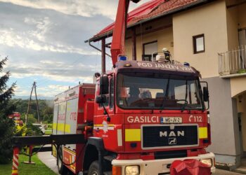 Nevihtni kaos: Veter, strele in poplave terjajo intervencije