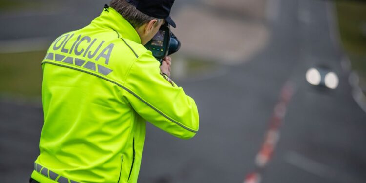 Policisti v akciji: Poostren nadzor hitrosti po celotni državi