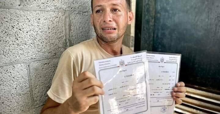 Posnetek, ki je pretresel svet: Oče z rojstnima listoma v rokah ob tragični novici (VIDEO)