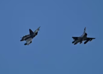 Strmoglavljenje dveh vojaških letal v Franciji: En pilot preživel, drugega še iščejo