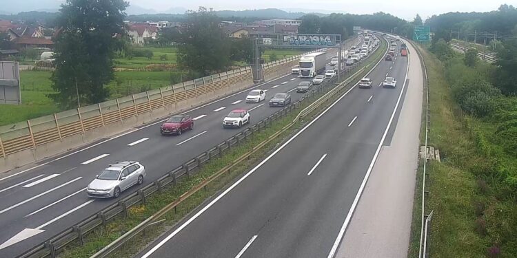 Prometni kolaps proti Primorski: Vozniki ujeti v eno urnih zastojih