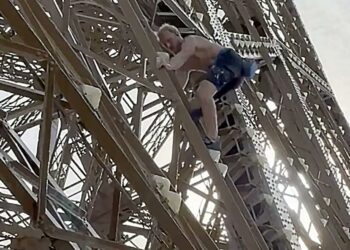 Zakaj je moški tvegano plezal na Eifflov stolp na zadnji dan OI?