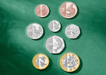 Kovanci s kraljem Karlom III.: Kaj prinaša nova doba britanskega denarja? (VIDEO)