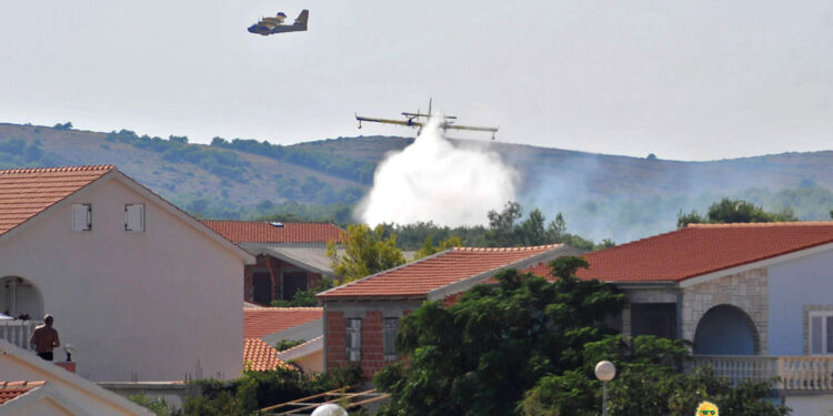 Panika na otoku Vir: Požar nevarno blizu hiš in plovil