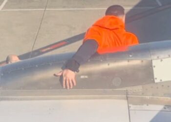 Panika na letalu: Potnik odprl zasilni izhod in se po krilu spustil na tla