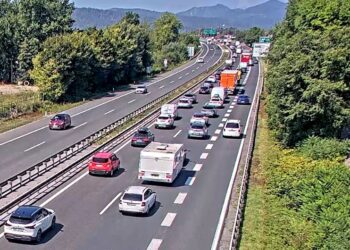 Zastoji in gneča: Slovenske avtoceste pod težo vračajočih se dopustnikov