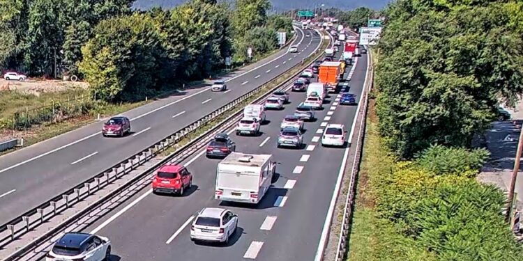 Zastoji in gneča: Slovenske avtoceste pod težo vračajočih se dopustnikov