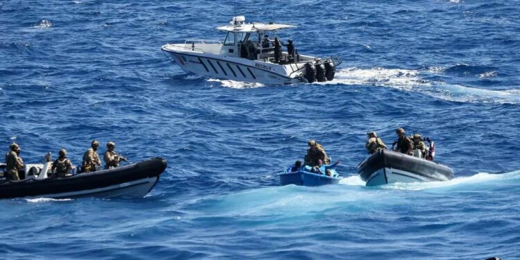 Operacija na odprtem morju: Britanska vojska prestregla velik tovor drog