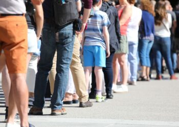 Dolge vrste za pitno vodo: Turisti in domačini v boju s sušo