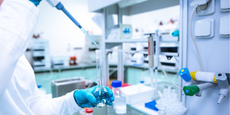 Industrija darovanja sperme: Britanski darovalci brez omejitev vplivajo na biološke vezi po vsem svetu