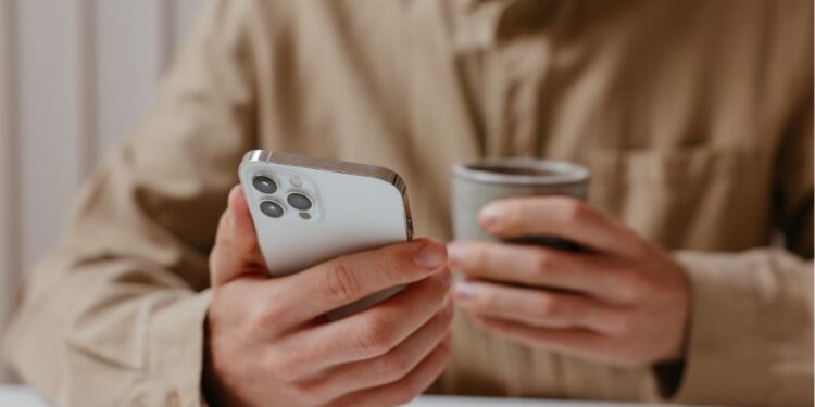 Odkrita nenavadna napaka na iPhonih: Znakovna kombinacija, ki sesuje napravo