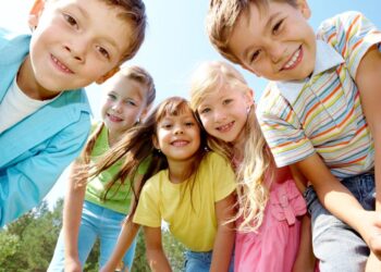 Strategija za prihodnost otrok: Vlada sprejela ključne ukrepe do leta 2025