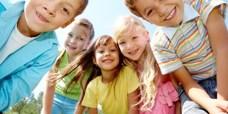 Strategija za prihodnost otrok: Vlada sprejela ključne ukrepe do leta 2025