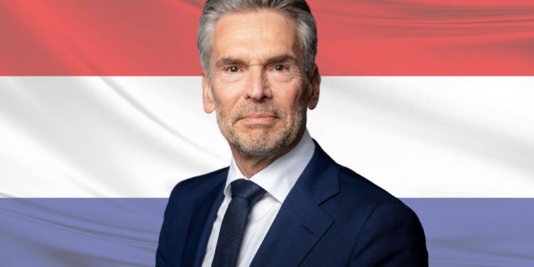 Premier Schoof zaostril protokole na sejah vlade: Brez telefonov in pametnih ur