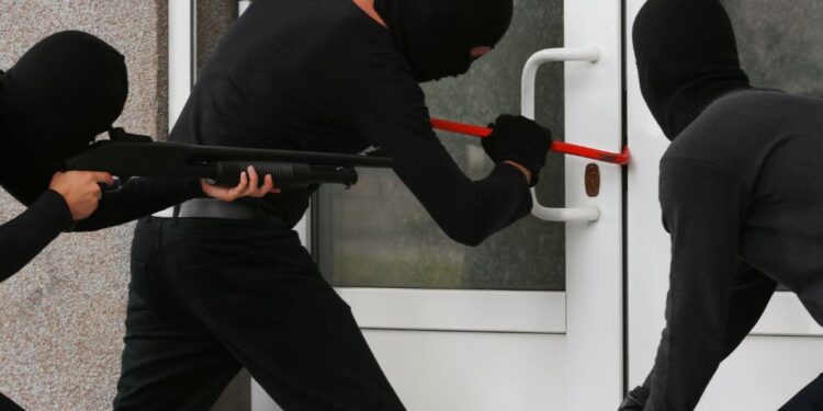 Neuspešen pobeg tatov v Črnučah: Policisti jih prijeli v rekordnem času