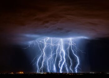 Split pod vodo: Neurje dvignilo pokrove jaškov in preplavilo kleti