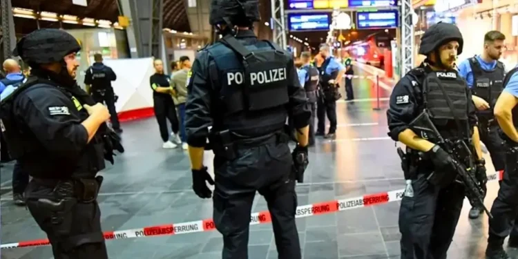 Moški ustreljen v glavo na glavni železniški postaji v Frankfurtu (VIDEO)