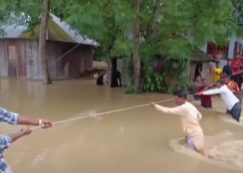 Poplave v Bangladešu in Indiji zahtevale najmanj 36 življenj, prizadele pa več milijonov ljudi (FOTO, VIDEO)