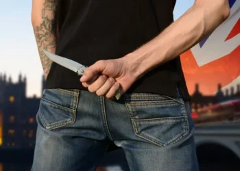 Grozljiv napad v Angliji: Moški zaboden ob vozičku z dojenčkom (VIDEO)