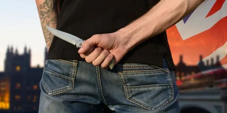 Grozljiv napad v Angliji: Moški zaboden ob vozičku z dojenčkom (VIDEO)