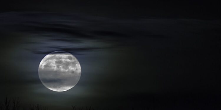 19. Avgust: Polna Luna v vodnarju bo prebudila nepričakovano energijo