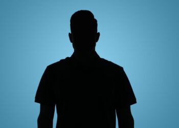 Starši pozor: Moški z brado nadlegoval mladoletnice v Marezigah