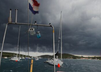 Neurje v Zadru: 10 Slovencev rešili z nasedle jadrnice