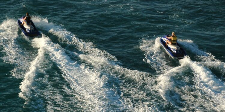 Nesreča na vodnem skuterju: Mama umrla, hčerki v bolnišnici