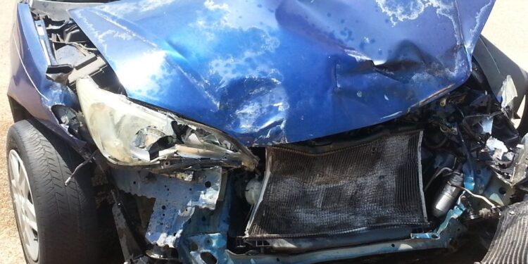 Huda prometna nesreča na Primorskem: Sopotnica huje poškodovana