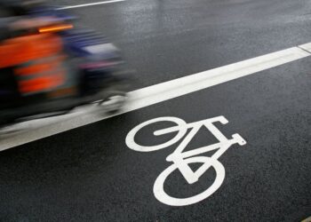 Kranj pretresla nesreča: Mladoletnik na mopedu skoraj plačal z življenjem!