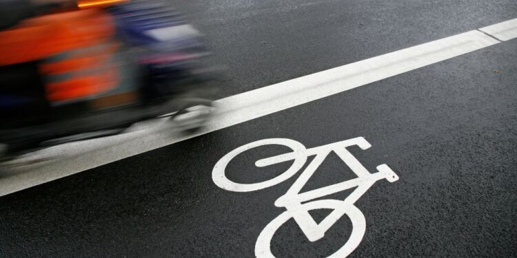 Kranj pretresla nesreča: Mladoletnik na mopedu skoraj plačal z življenjem!