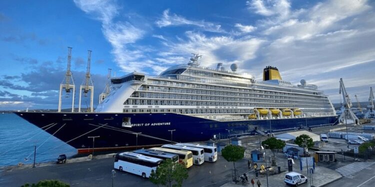 Križarka, Luka koper