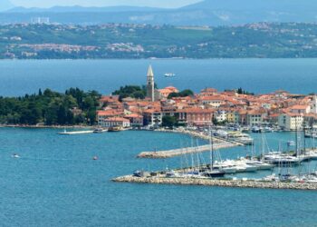 Nenavadna nesreča v Izoli: Voznica in otrok preživela polet v morje