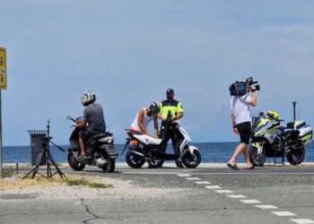 Koprski policisti v poostrenem nadzoru: Porast predelanih mopedov med mladimi vozniki
