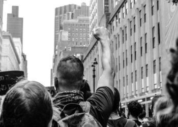 Protesti po napadu na otroke: Policija v Londonu aretirala več kot 100 ljudi