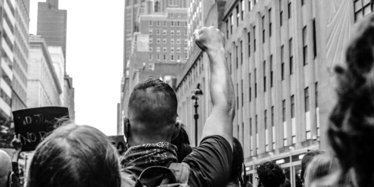 Protesti po napadu na otroke: Policija v Londonu aretirala več kot 100 ljudi